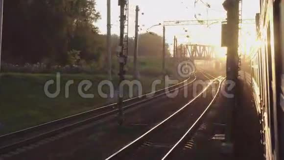 日落时分的郊区火车视频的预览图