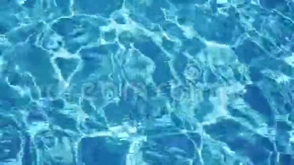 折射泳池水中的阳光池水表面在水上闪耀缓慢运动1920x1080视频的预览图