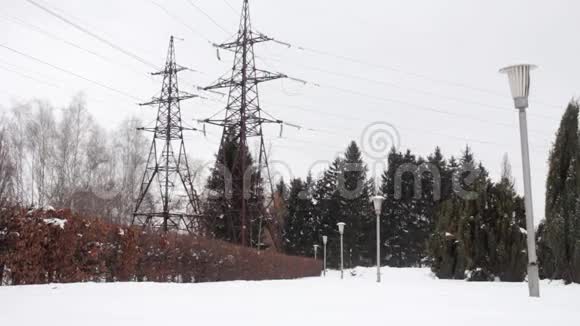 公园内两条带灯笼的输电线路视频的预览图