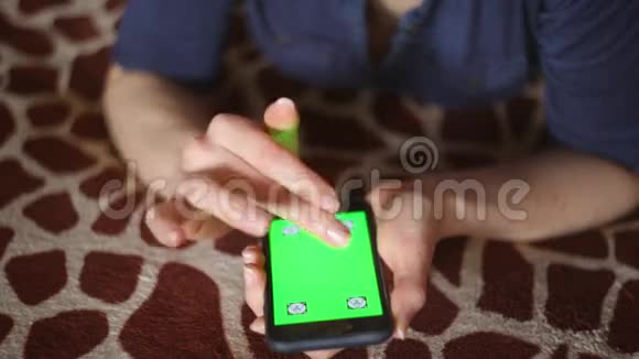 年轻女子在家里用苹果手机视频的预览图