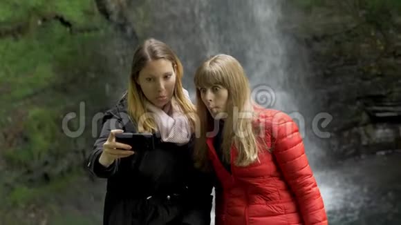 在爱尔兰年轻女子喜欢美丽的大自然视频的预览图