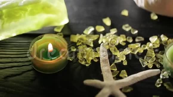 温泉沙龙和按摩油的绿色蜡烛视频的预览图