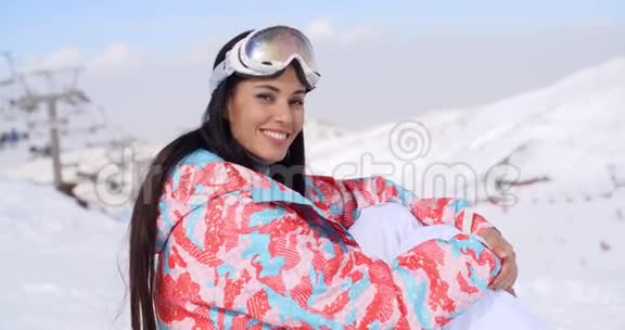 穿着滑雪服戴着护目镜的漂亮年轻女子视频的预览图