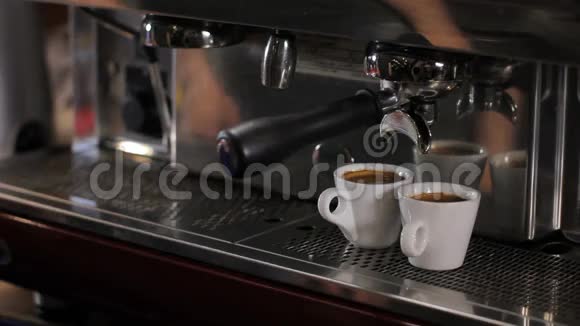 巴里斯塔拿起两杯新鲜的浓缩咖啡中型射击视频的预览图