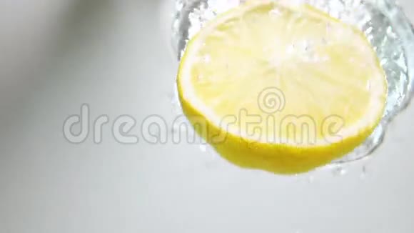 半个柠檬掉到水里视频的预览图