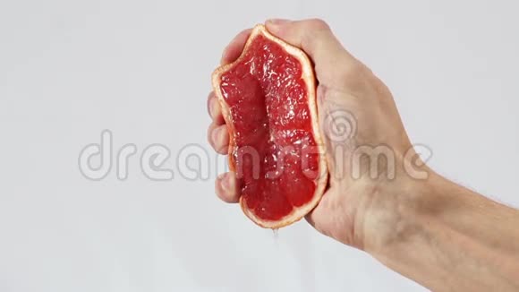 柚子用手捏出果汁特写视频的预览图