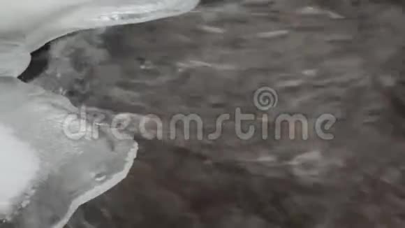 水的流动下雪的季节空中观景自然背景视频的预览图