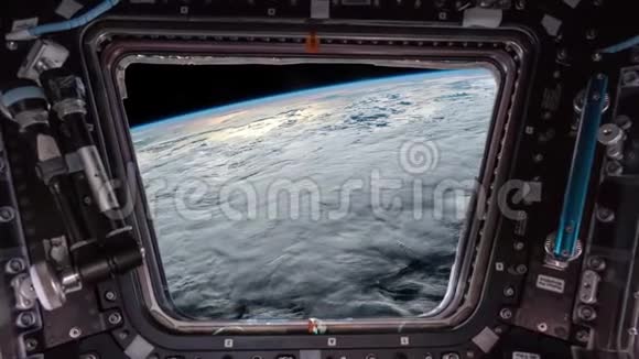 从国际空间站的窗口看地球这张图片的元素由美国宇航局提供我视频的预览图