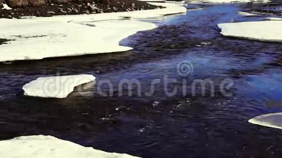 春天的深蓝色河流视频的预览图