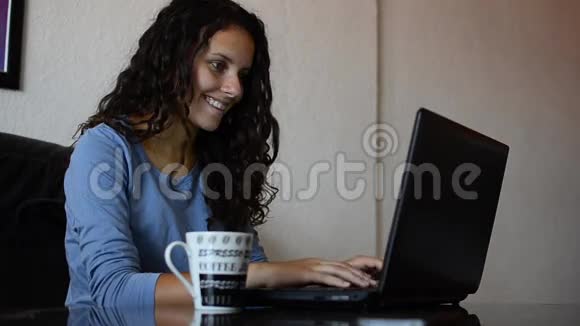 少女用膝盖顶喝咖啡视频的预览图