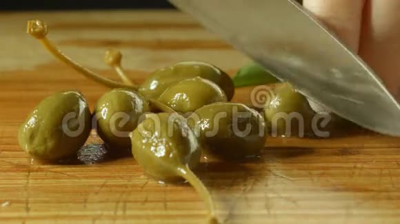 健康新鲜绿色的蔓越莓切在厨房里视频的预览图