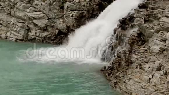 一条高山河流从湖泊中流淌而出视频的预览图