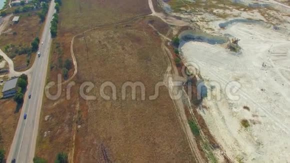 空气视图克里米亚Bakhchisarai露天矿场附近的车道视频的预览图