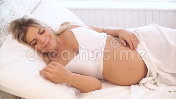 孕妇在肚子上玩婴儿鞋视频的预览图