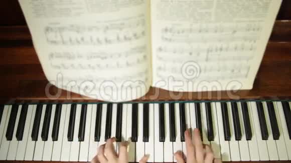 双手钢琴视频的预览图