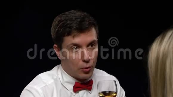 成人优雅男子端着一杯酒靠近视频的预览图