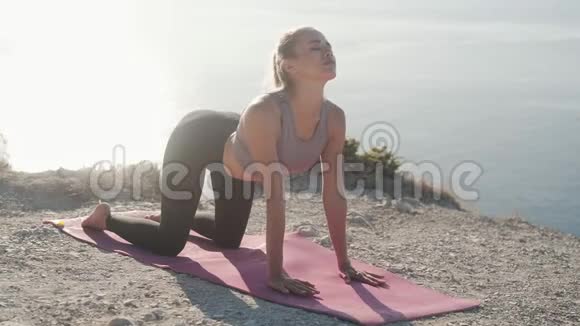 女人做瑜伽运动早上伸展身体看海慢动作视频的预览图
