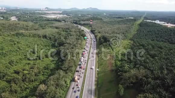 4K拥堵公路的鸟瞰图视频的预览图