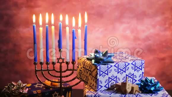 犹太节日光明节美丽的光明节蓝色和银色装饰与礼物视频的预览图