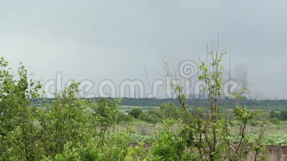工业区背景上的绿树视频的预览图