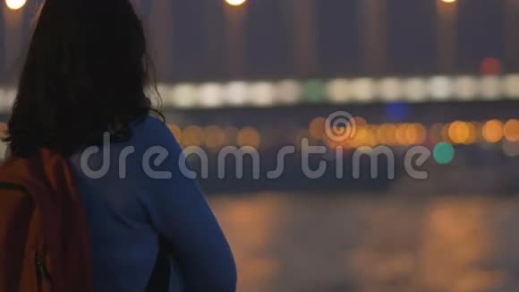 那个拿着电话的女孩看着珀斯桥那是一条伟大的涅瓦河视频的预览图