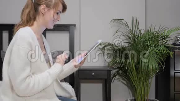 卧室女性在智能手机上的在线视频聊天视频的预览图