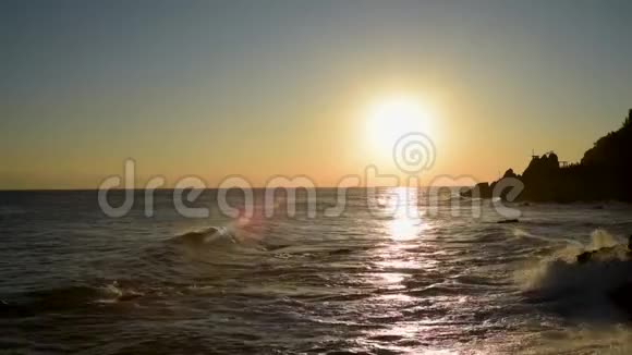 海洋上美丽的日出东海日出时韩国视频的预览图