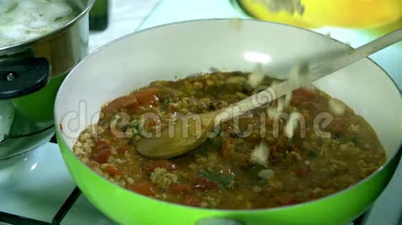 在锅里的蔬菜汤里加入大豆视频的预览图