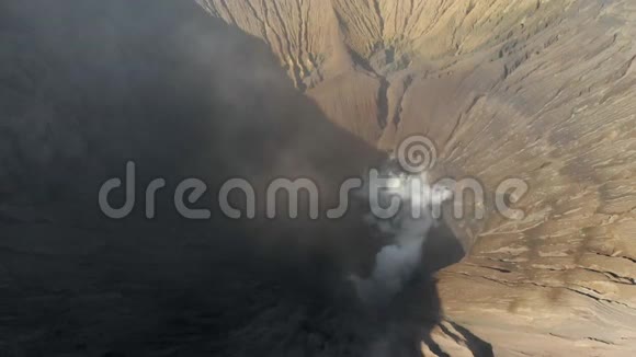 鸟瞰著名的活跃的布罗莫火山火山口或爪哇的腾格火山口内的贡农布罗莫山视频的预览图