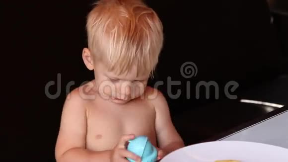 小男孩吃薯条和傻瓜视频的预览图