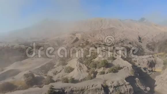 鸟瞰著名的活跃的布罗莫火山火山口或爪哇的腾格火山口内的贡农布罗莫山视频的预览图