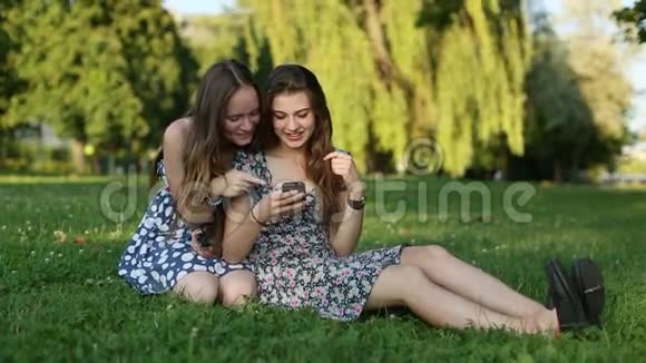 两个女孩坐在大自然中自娱自乐视频的预览图
