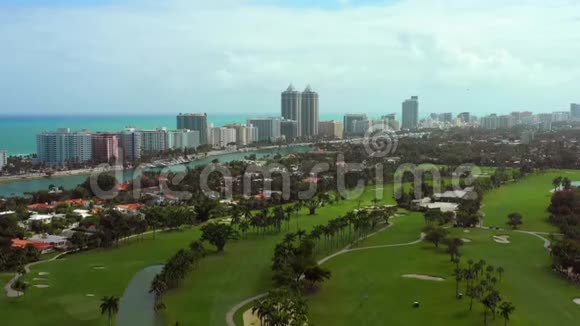 城市无人机视频迈阿密海滩高尔夫球场视频的预览图