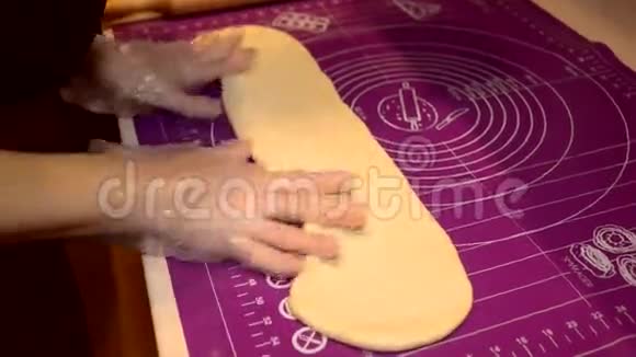 面包师揉法式面包袋视频的预览图