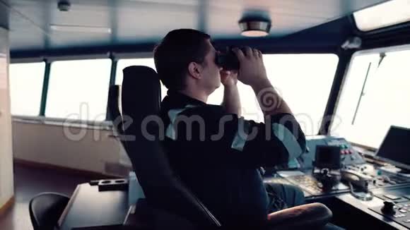 导航员通过望远镜监视导航视频的预览图