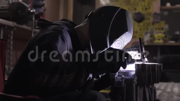 摩托车车库隔板铝的焊接视频的预览图