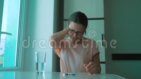 女孩在家吃药是生病的慢动作视频保健和医学概念疾病女人吃了药视频的预览图