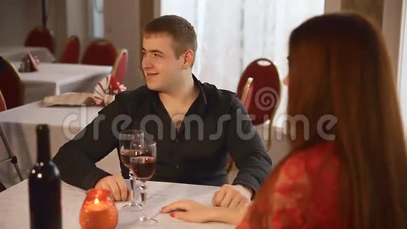 男人和女孩在情人节餐厅约会浪漫的晚烛酒视频的预览图
