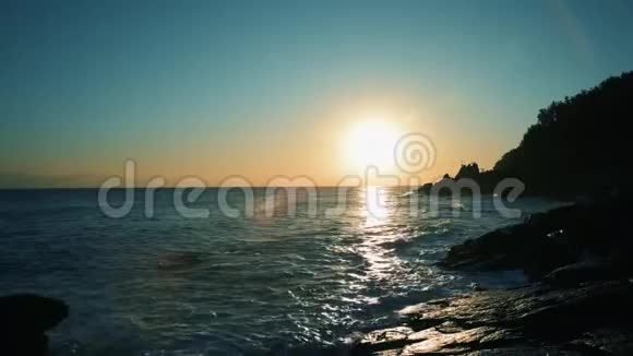 海洋上美丽的日出东海日出时韩国视频的预览图