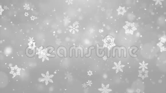 圣诞雪花飘落在黑银白色的背景上视频的预览图