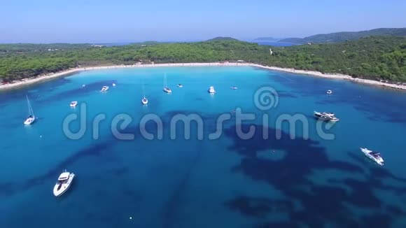 游艇和帆船的鸟瞰达尔马提亚天堂视频的预览图
