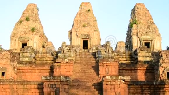 柬埔寨吴哥窟古寺建筑群视频的预览图