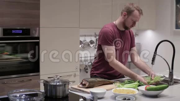 厨房里的人洗生菜视频的预览图