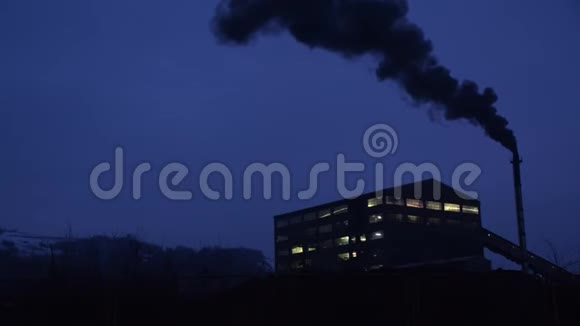 来自工业的浓雾城镇工业和交通空气污染严重厂区烟囱吹扫污染视频的预览图