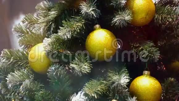 在商场里展示圣诞喜庆的明亮背景与巨大的圣诞树与圣诞球装饰视频的预览图