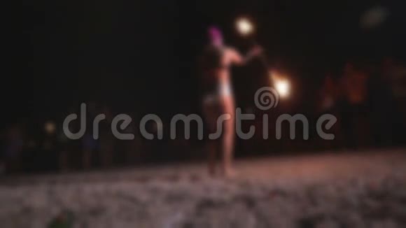 在海滩上的杂耍者和火视频的预览图
