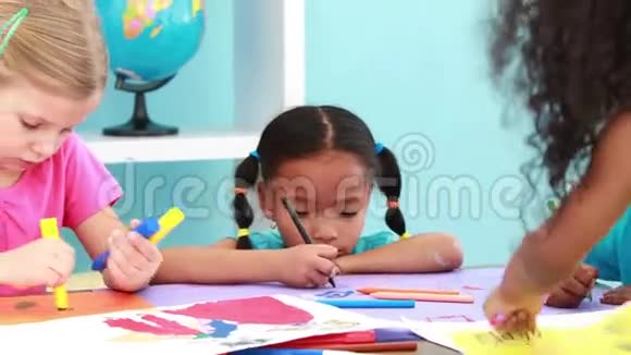 幼儿在课堂上一起画画视频的预览图