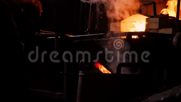 通过在水中急剧冷却来硬化金属有蒸汽铁匠用一把炽热的剑在一个旧的视频的预览图
