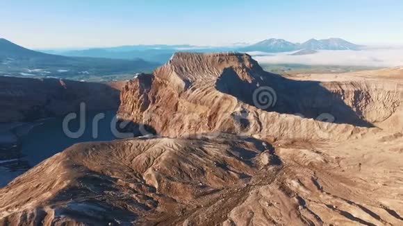 空中观景台在峡谷里飞行红山视频的预览图