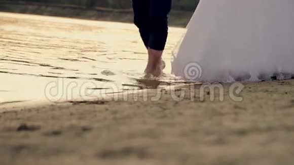 新娘和新郎赤脚走在视频的预览图